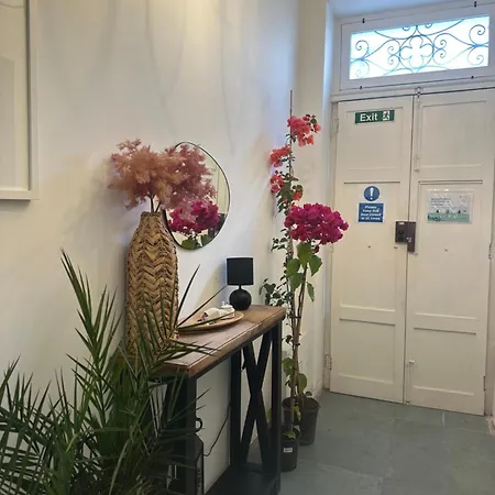 Ivy - Modern Townhouse Apartment *